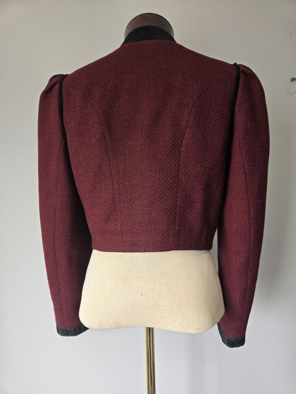 Wenger Vintage Burgundy Virgin Wool Open Front Crop Blazer. Size 38/ M - Picture 6 of 11